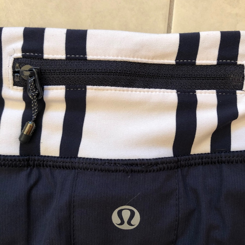 Small Lululemon skirt, navy blue